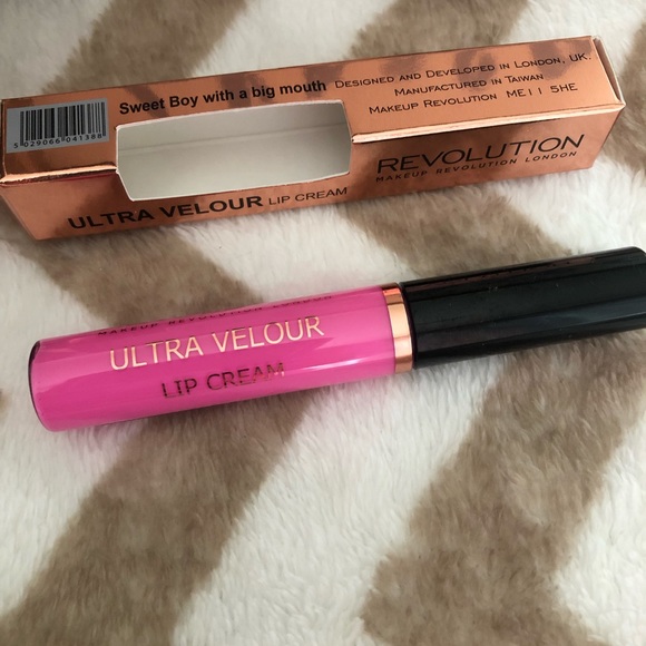 Revolution Ultra Velour Lip Cream - Picture 4 of 6